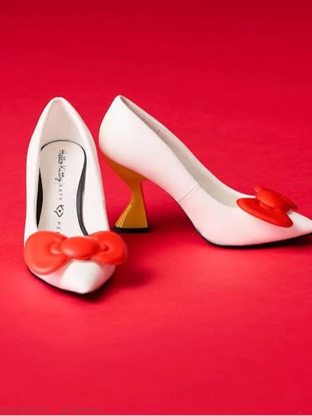 Katy Perry X Hello Kitty Discontinued White Pointed Flats with Red Bow - Picture 7 of 8